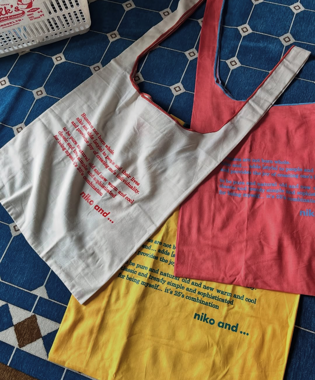 nikoand…パッと広げて、たっぷり入る口持ち歩くニコロゴバッグ