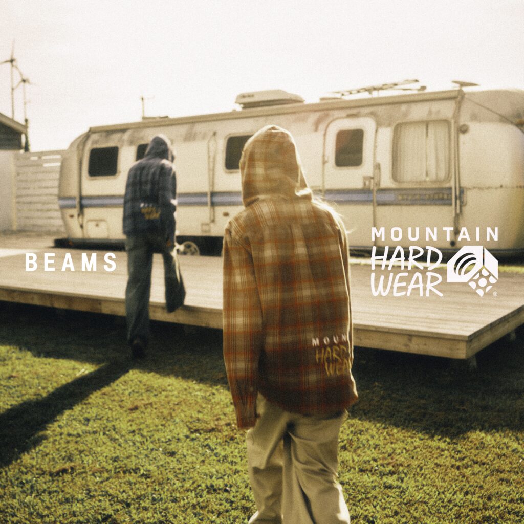 〈MOUNTAIN HARDWEAR〉と〈BEAMS〉のコラボレーションによるフードシャツが登場。