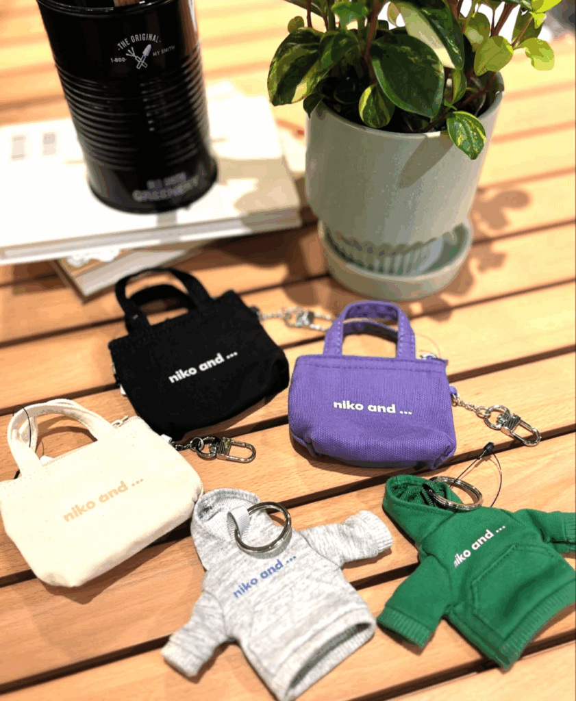 nikoand…ニコロゴがプリントされたパーカーモチーフのキーリングとニコロゴトートシリーズのキーホルダーのご紹介！！