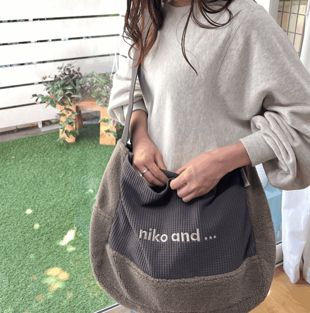 niko and…のロングセラーアイテム・ニコロゴシリーズから季節感満点のボア素材が登場!