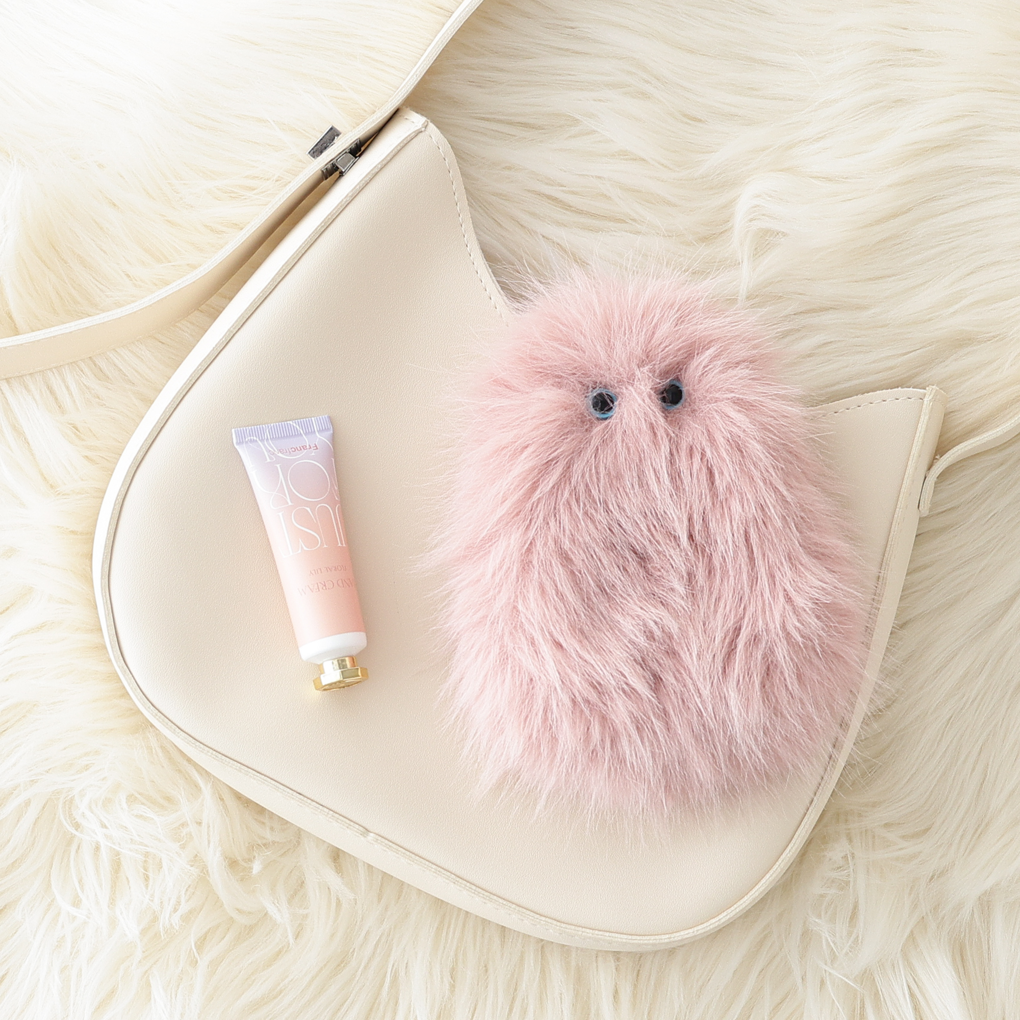 【NEW✨】モフモフしていて愛らしい💓キャラクターチャームと、ハンドクリームのギフトセットです😶‍🌫️♡