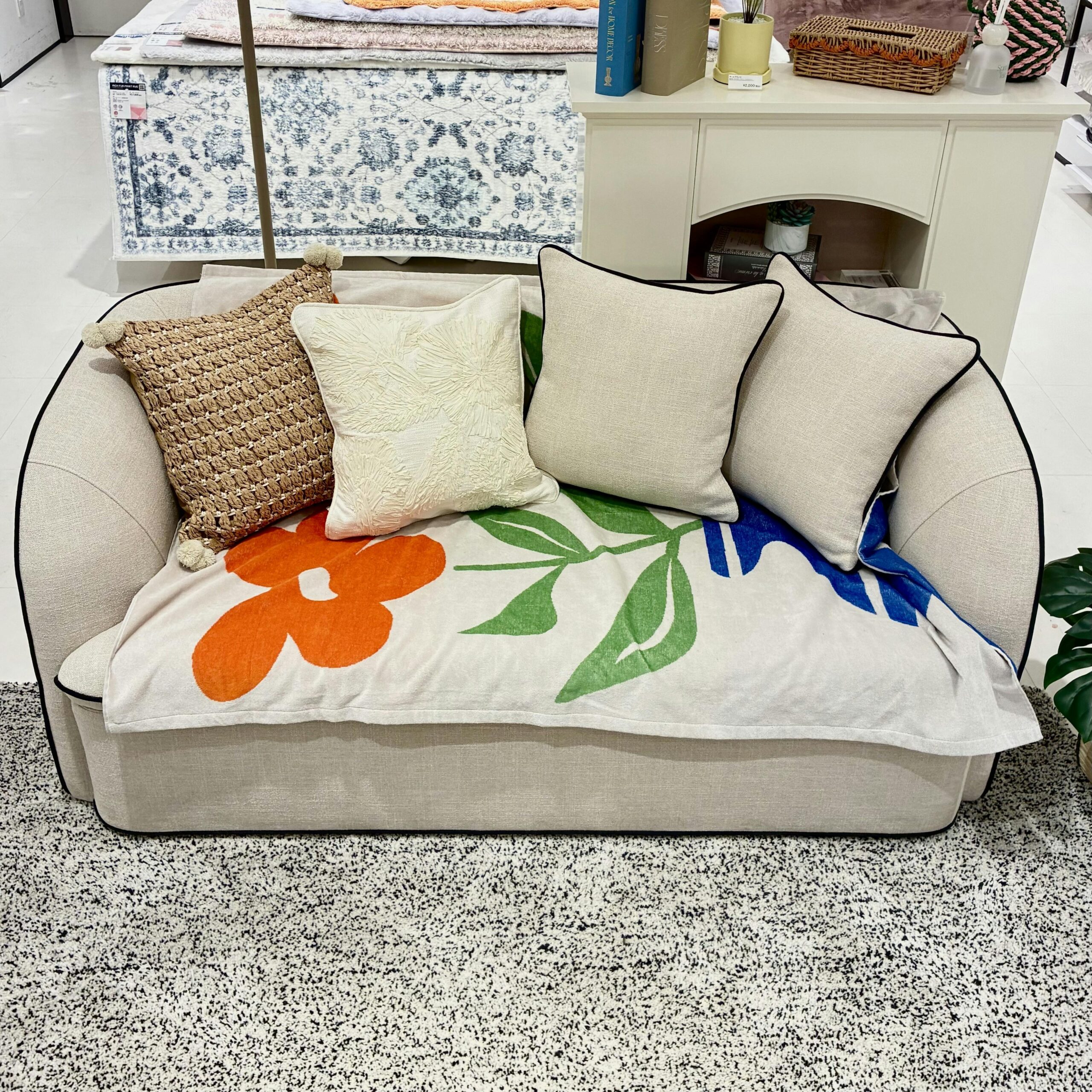 Francfranc　【連載vol.2】リゾート感を演出🌴人気クッションカバーで作る春のコーデ特集🛋️