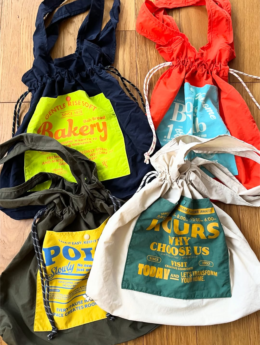 nikoand…ポップなロゴプリントとくたっとしたナイロン素材が魅力の、オリジナル巾着トート