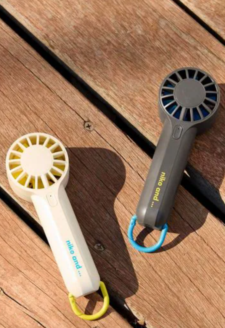 nikoand..!ポケットサイズで持ち運び楽々!手のひらサイズのコンパクトなハンディファン