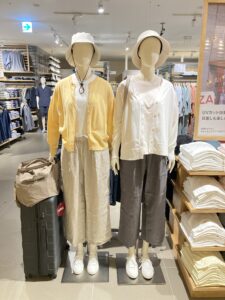 婦人の涼感Tシャツの着画